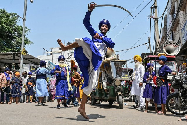 A Nihang or Sikh warrior performs “Gatka”, an ancient form of Sikh martial arts, during a religious procession on the eve of the birth anniversary of the ninth Sikh Guru Tegh Bahadur outside the Golden Temple in Amritsar on April 17, 2025. (Photo by Narinder Nanu/AFP Photo)