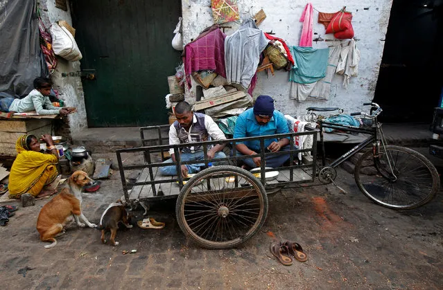 Tricycle pullers eat food at their makeshift home in Kolkata, India January 4, 2018. (Photo by Rupak De Chowdhuri/Reuters)