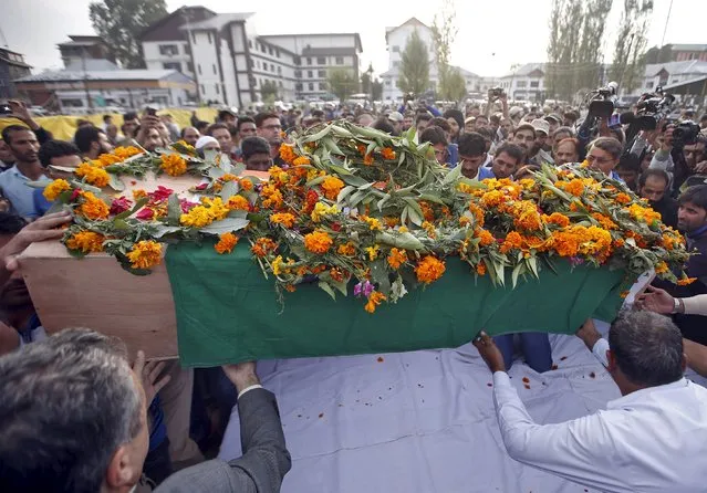 Relatives and Indian police officers carry a coffin containing the body of police officer  Altaf Ahmad during a wreath laying ceremony at the police control room in Srinagar October 7, 2015. Ahmad was injured on Wednesday morning after unidentified militants opened fire on his vehicle in North Kashmir's Bandipora district, and later succumbed to his injures in an army hospital, local media reported. (Photo by Danish Ismail/Reuters)