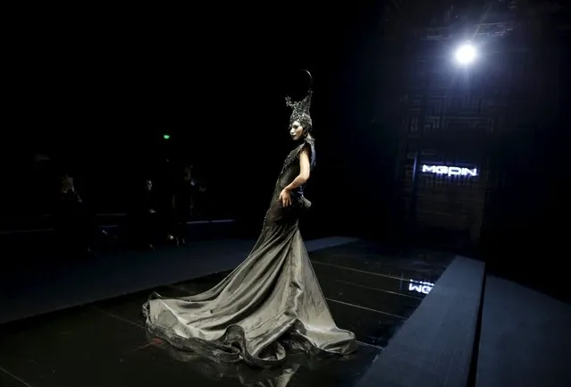 A model practises to present a creation by Chinese designer Mao Geping before a colorful cosmetic fashion trend collection at China Fashion Week S/S 2016, in Beijing, China, October 26, 2015. (Photo by Jason Lee/Reuters)