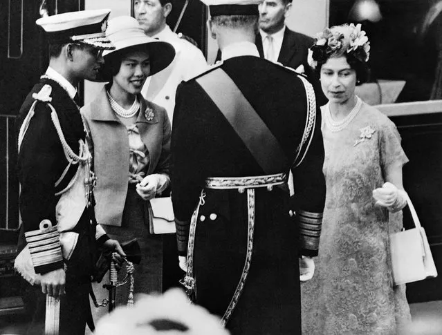 Sirikit of Siam (2L), the queen consort and Bhumibol Adulyadej (L), King (Rama IX) of Thailand,  are welkomed by Queen Elizabeth II and Philip, Duke of Edinburgh, upon their arrival in the United Kingdom, on July 1960 in London. (Photo by AFP Photo)