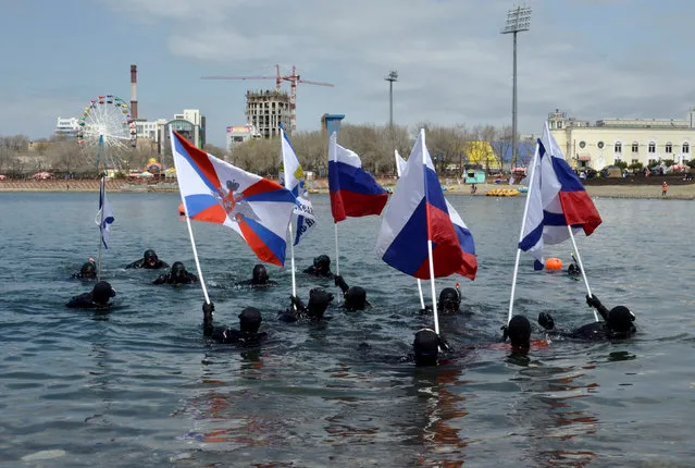 Enthusiasts take part in an international swimming race in the cold waters of the Amur Bay during celebrations, dedicated to the 73rd anniversary of the victory over Nazi Germany in World War Two, in the far eastern city of Vladivostok, Russia May 8, 2018. (Photo by Yuri Maltsev/Reuters)