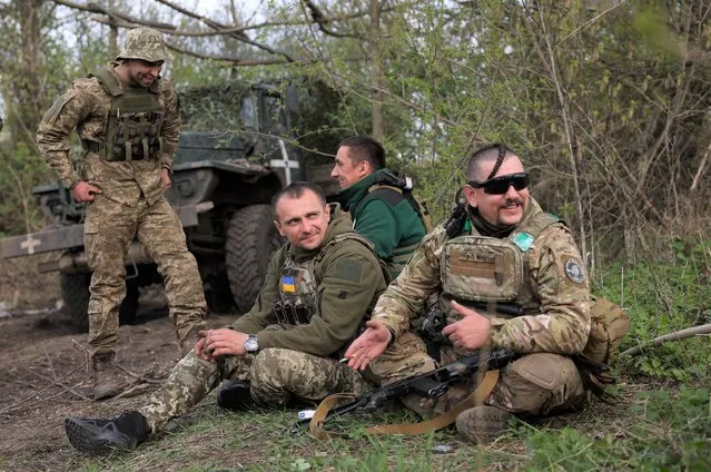 Artillerymen of Ukrainian 80th separate airborne assault brigade, rest on the front line near Bakhmut in Donetsk region on April 18, 2023, amid the Russian invasion of Ukraine. (Photo by Anatolii Stepanov/AFP Photo)