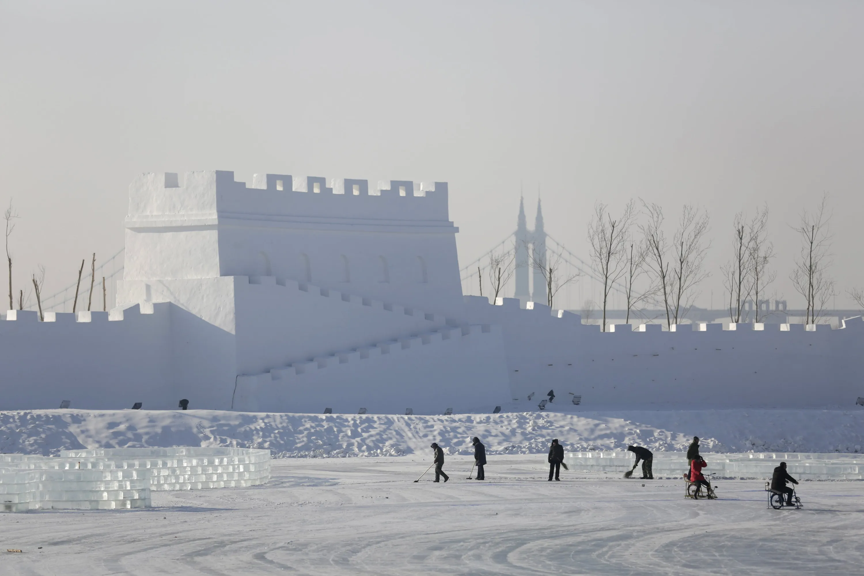 Ледовое г. Хэмптон Сайдз "царство льда". Снежная крепость. Крепость из снега. Огромная Снежная крепость.