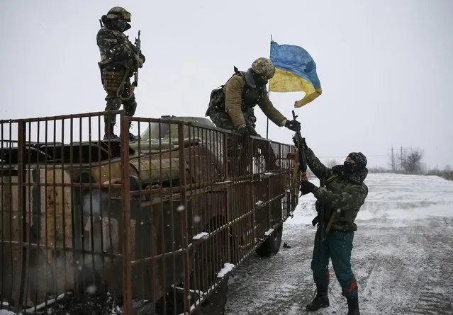 Ukrainian armed forces take their position near Debaltseve, eastern Ukraine February 16, 2015. (Photo by Gleb Garanich/Reuters)