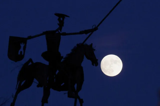 The moon rises behind a sculpture of Don Quixote De La Mancha a day before the supermoon on November 13, 2016 in Munera, near Albacete, Spain. On November 14, 2016 the supermoon will be at its closest distance to the earth since 1948. (Photo by Pablo Blazquez Dominguez/Getty Images)