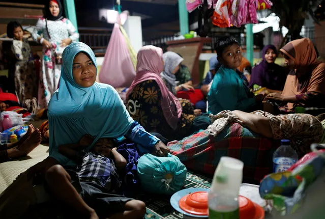Residents prepare to spend the night in a makeshift shelter at a school following a strong earthquake in Meureudu, Pidie Jaya, Aceh province, Indonesia December 8, 2016. (Photo by Darren Whiteside/Reuters)