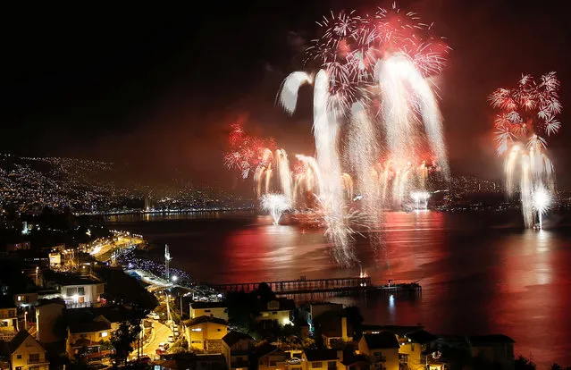 Fireworks explode during a pyrotechnic show to celebrate the new year in the coastal city of Valparaiso, Chile January 1, 2017. (Photo by Rodrigo Garrido/Reuters)