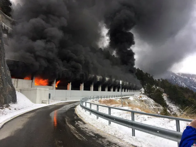 Fire and smoke are seen after a bus burnt-out in the Schallberg tunnel on the Simplon mountain pass road near Ried-Brig, Switzerland January 12, 2019. (Photo by Canton de Valais Cantonal Police/Handout via Reuters)