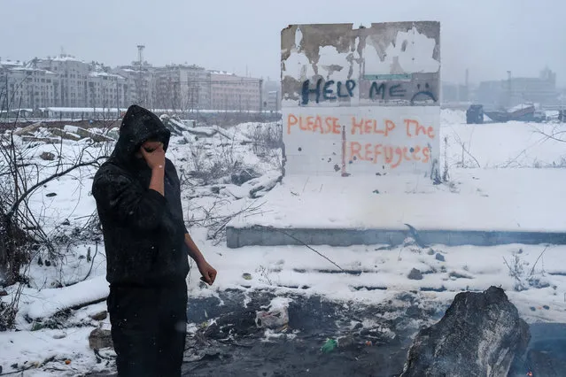 A migrant reacts as he stands by a fire, outside of a derelict customs warehouse in Belgrade, Serbia, January 18, 2017. (Photo by Marko Djurica/Reuters)