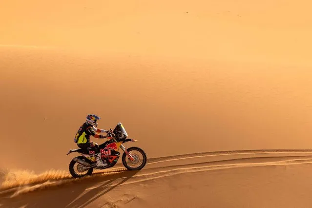 Ktm 450 Rally Factory Replica's Mathias Walkner competes during the Rally of Morocco 2021, in the region of Merzouga, on October 10, 2021. (Photo by Fadel Senna/AFP Photo)