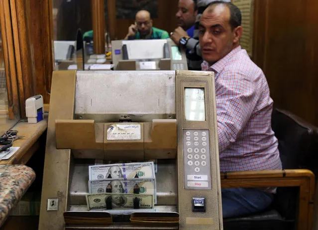 An employee counts money in a foreign exchange office in central Cairo, Egypt, November 3, 2016. (Photo by Mohamed Abd El Ghany/Reuters)