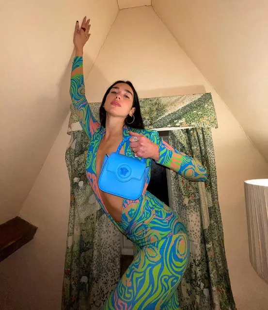 English singer, songwriter and model Dua Lipa uses a Versace bag to cover up in a sеxy snap at the end of December 2021. (Photo by dualipa/Instagam)