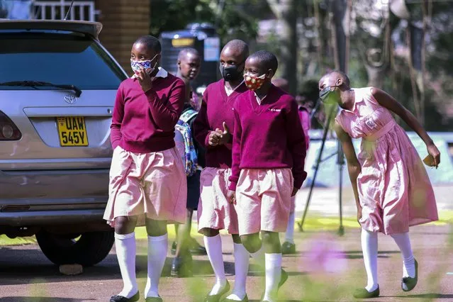 Pupils walk around the school compound during break time at Kitante Primary School in Kampala, Uganda Monday, January 10, 2022. Uganda's schools reopened to students on Monday, ending the world's longest school disruption due to the COVID-19 pandemic. (Photo by Hajarah Nalwadda/AP Photo)