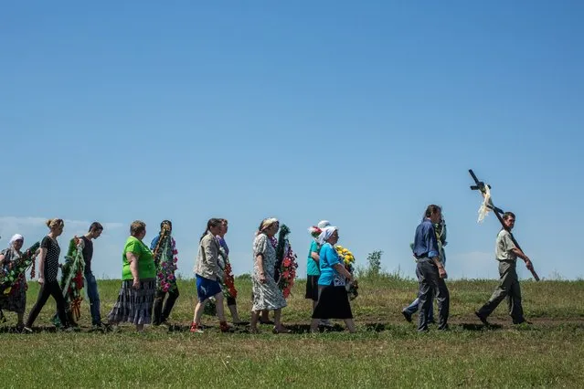 Mourners process with the casket of Elena Ott from her family's house to a local cemetery, May 16, 2014 in Starovarvarovka, Ukraine. Ott was killed two days prior when the car she was riding in was fired on by forces her family believes to be the Ukrainian military. (Photo by Brendan Hoffman/Getty Images)