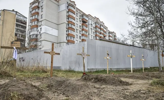The graves of local citizens, who died during Russian invasion, in front of residential buildings in the areas recaptured by the Ukrainian army in the city of Kyiv (Kiev), Ukraine, 02 April 2022. Dmitrivka and the area around had recently been recaptured by the Ukrainian army from Russian forces. On 24 February, Russian troops had entered Ukrainian territory in what the Russian president declared a “special military operation”, resulting in fighting and destruction in the country, a huge flow of refugees, and multiple sanctions against Russia. (Photo by Oleg Petrasyuk/EPA/EFE)