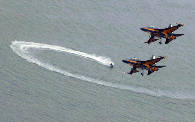 On the afternoon of July 13, 2024, the Republic of Korea Air Force's special flight team “Black Eagles” was performing aerobatics to celebrate the opening of the '45th International Council for Space Research (COSPAR) Academic Meeting' in the sky over Haeundae Beach in Busan. (Photo by Kim Dong-hwan)