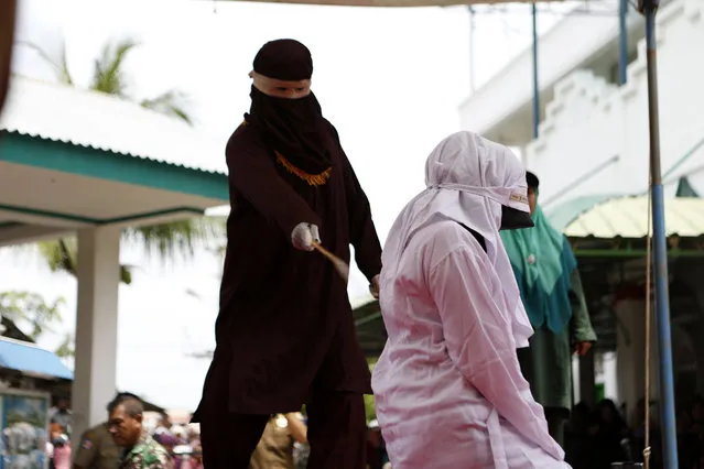 An Acehnese man (R) is being whipped in public for violating sharia law in Banda Aceh, Indonesia, 18 April 2017. About four Acehnese couple received 23 up to 25 lashes blamed for having s*x before marriage. Whipping is one form of punishment imposed in Aceh on violating Islamic sharia law. Aceh is the only province in Indonesia which has implemented the sharia law. (Photo by Hotli Simanjuntak/EPA)