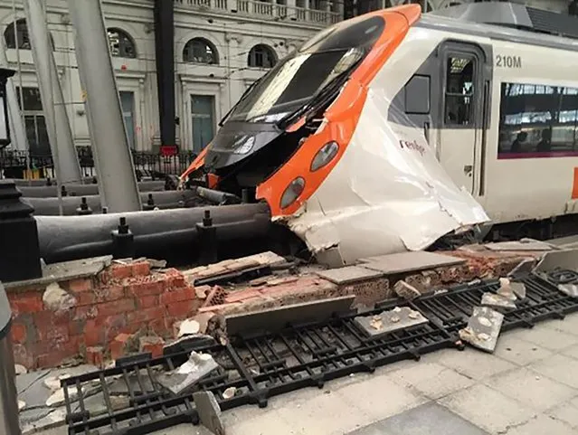 A picture taken on July 28, 2017 and obtained from the Instagram account “Ungatodecheshire” shows a commuter train which slammed into the end of the platform during the morning rush hour at Francia station in the Spanish city of Barcelona. .Eighteen people were injured, one of them seriously, and about 30 others were examined by medics, a spokesman for the civil protection services said. (Photo by AFP Photo)