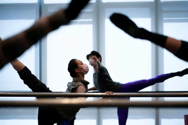 Shanghai Ballet dancers wearing masks practise in a dance studio in Shanghai, China, as the country is hit by an outbreak of the novel coronavirus, February 20, 2020. (Photo by Aly Song/Reuters)