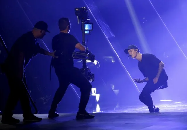 Justin Bieber (R) performs a medley of songs at the 2015 MTV Video Music Awards in Los Angeles, California August 30, 2015. (Photo by Mario Anzuoni/Reuters)