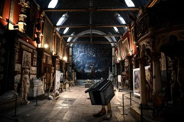 This picture shows a general view of the chapel of the Ecole Nationale Superieure des Beaux-Arts (Fine Arts National School) where students's artworks (foreground) are displayed along with copies of older masterpieces in Paris on June 30, 2022. (Photo by Christophe Archambault/AFP Photo)