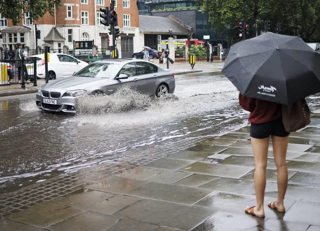 Traffic ploughs through heavy surface water on the Euston Road in central London on August 25, 2022 after heavy rain over night caused flooding in parts of the capital. (Photo by Ben Cawthra/London News Pictures)