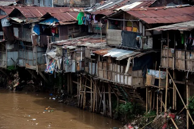 Shanty houses with hanging toilets, with waste that runs straight into the river below, are seen in downtown Jakarta, Indonesia on November 14, 2017. (Photo by Bay Ismoyo/AFP Photo)