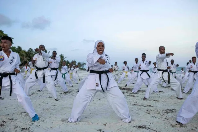 Athletes perform at a beach exhibition ahead of the 10th Mombasa Open Tong-IL Moo-Doo International Martial Arts Championship 2022, in Mombasa, Kenya, on December 15, 2022. The coastal city will be hosting this martial arts championship over the weekend, with athletes representing 28 different countries. (Photo by Patrick Meinhardt/AFP Photo)