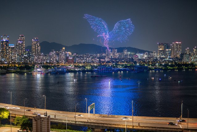 A group of drones are drawing a winged angel at the 4th performance of the “2025 Hangang Light Performance Drone Light Show” held at Ttukseom Hangang Park in Seoul on the evening of the May 25, 2025. (Photo by Park Sang-hoon)