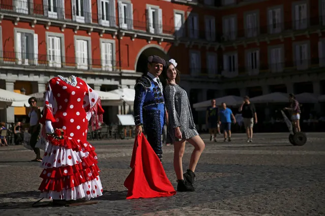 A tourist has her photo taken with a street performer dressed as a bullfighter at Plaza Mayor square in Madrid, Spain, September 30, 2016. (Photo by Susana Vera/Reuters)