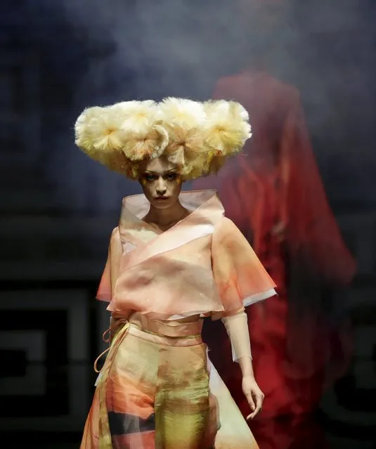 A model presents a creation by Chinese designer Mao Geping during a colorful cosmetic fashion trend collection at China Fashion Week S/S 2016, in Beijing, China, October 26, 2015. (Photo by Jason Lee/Reuters)