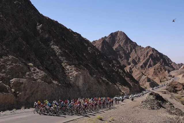 The peloton rides during the fourth stage of the 2023 Tour of Oman, from Izki to Yitti Hills on February 14, 2023. (Photo by Thomas Samson/AFP Photo)