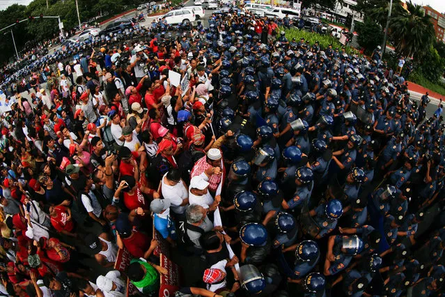 Filipino demonstrators face off with anti-riot police during a protest near the US Embassy in Manila, Philippines, 27 October 2016. Hundreds of protesters including Indigenous People, students and militant groups marched towards the US Embassy to protest against the presence of US military troops and condemning the violent dispersal on 19 October which left at least forty people hurt including twenty police officers and three people who were run over by a police van. (Photo by Francis Malasig/EPA)