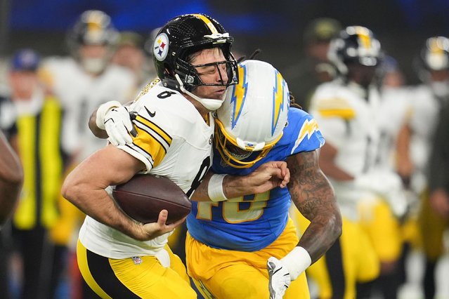 Los Angeles Chargers linebacker Bud Dupree tackles Pittsburgh Steelers quarterback Aaron Rodgers during an NFL game in Inglewood, California, on Sunday, November 9, 2025. (Photo by Marcio Jose Sanchez/AP Photo)