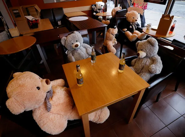 Teddy bears sit at tables in the Bap cafe after it was restricted to take-away sales only amid the outbreak of the coronavirus disease (COVID-19) in Altrincham, Britain, January 27, 2021. (Photo by Phil Noble/Reuters)