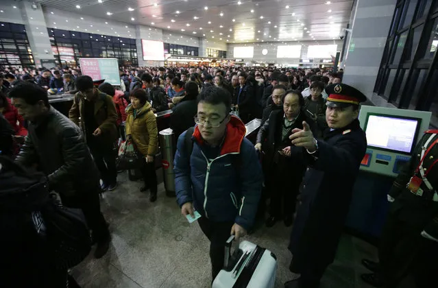 Passengers walk to board a train to Xi'an, at the Beijing West Railway Station, in Beijing, China, February 1, 2016. (Photo by Jason Lee/Reuters)
