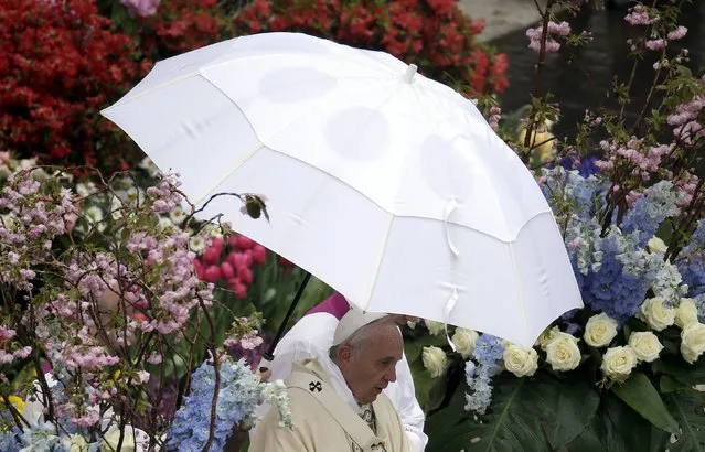 Pope Francis attends the Easter mass in St. Peter's square at the Vatican April 5, 2015. (Photo by Max Rossi/Reuters)