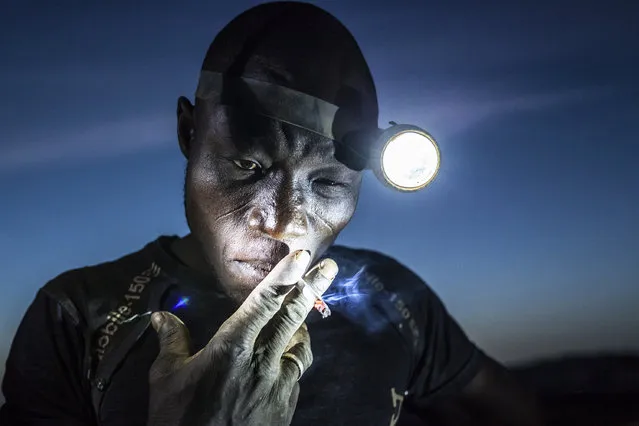 “Digging the Future”. People, second prize singles. Matjaz Krivic, Slovenia. Location: Bani, Burkina Faso. A mine worker takes a smoke break before going back into the pit on November 20, 2015. Miners in Bani face harsh conditions and exposure to toxic chemicals and heavy metals. (Photo by Matjaz Krivic/World Press Photo Contest)