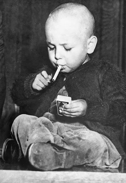 22-months-old boy lights a cigarette in a workmanlike manner. According to some information, he smokes from time to time a cigarette. Los Angeles, around 1920/30. (Photo by Imagno/Getty Images)