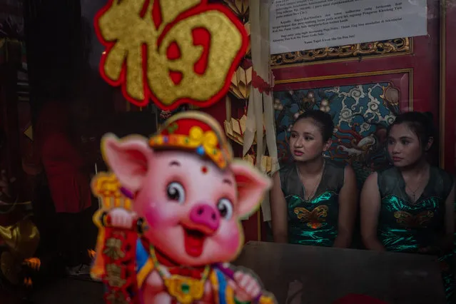 Participants prepare inside of Tien Kok Sie temple during Grebeg Sudiro festival on February 3, 2019 in Solo City, Central Java, Indonesia. Grebeg Sudiro festival is held as a prelude to the Chinese New Year, which falls on February 5th this year, welcoming the Year of the Pig. People bring offerings known as gunungan, including Chinese sweetcakes piled up into the shape of mountains, which are paraded in the streets followed by Chinese and Javanese performers. (Photo by Ulet Ifansasti/Getty Images)