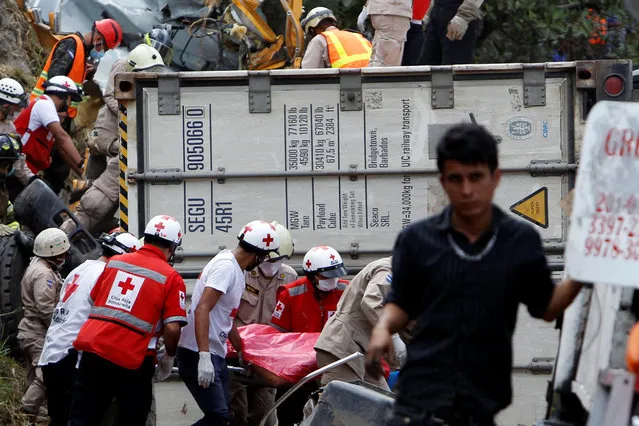 Rescue workers and members of the Red Cross are carrying a body after a crash between a bus and a truck on the outskirts of Tegucigalpa, Honduras, February 5, 2017. (Photo by Jorge Cabrera/Reuters)