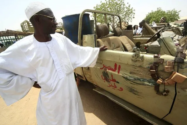 A man looks at vehicles and weapons of the Justice and Equality Movement (JEM) rebels that were on display, after Sudanese Armed Forces (SAF) and the Rapid Support Forces (RSF) victory celebrations in Niyla Capital of South Darfur  May 4, 2015. (Photo by Reuters/Stringer)