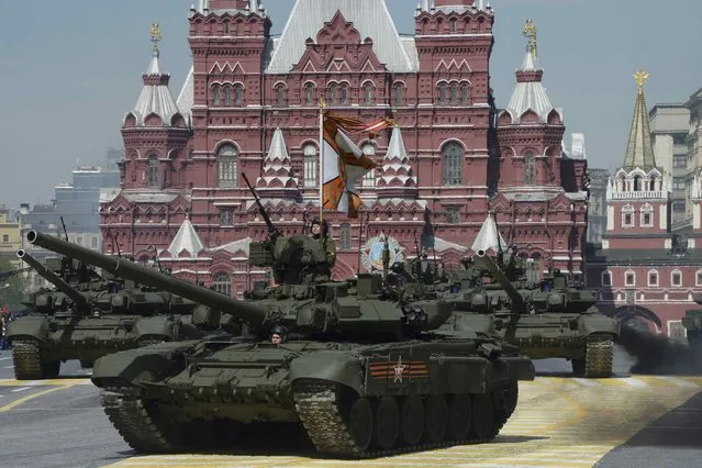Russian T-90A main battle tanks drive during the Victory Day parade at Red Square in Moscow, Russia, May 9, 2015. (Photo by Reuters/Host Photo Agency/RIA Novosti)
