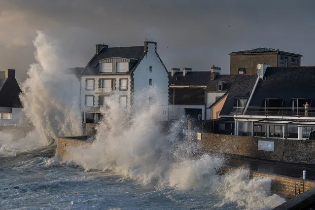 Waves hit the shore in the port of Le Guilvinec, western France on February 10, 2024. The seafront of Britany will be in orange alert for flooding on February 11, 2024, due to the storm Karlotta in the UK. (Photo by Fred Tanneau/AFP Photo)