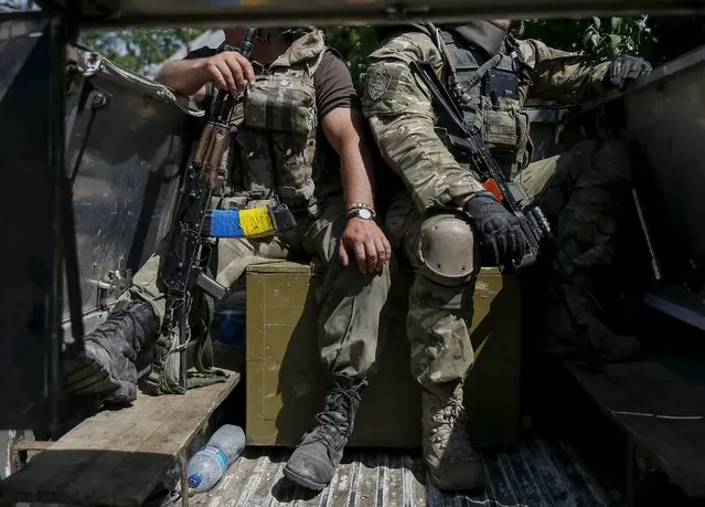 Members of the Ukrainian armed forces are seen in the town of Maryinka, eastern Ukraine, June 5, 2015. Ukraine's president told his military on Thursday to prepare for a possible "full-scale invasion" by Russia all along their joint border, a day after the worst fighting with Russian-backed separatists in months.  REUTERS/Gleb Garanich