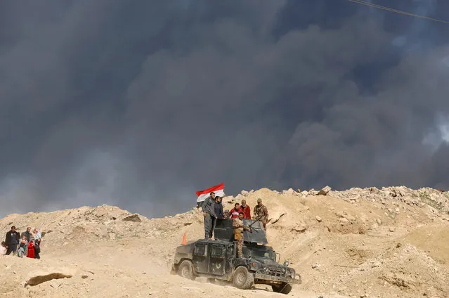 Displaced Iraqis flee their homes as Iraqi forces battle with Islamic State militants, in western Mosul, Iraq March 7, 2017. (Photo by Suhaib Salem/Reuters)