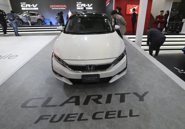 A man looks at Honda's Clarity Fuel Cell vehicle during a media preview of the 2017 Seoul Motor Show in Goyang, South Korea, Thursday, March 30, 2017. (Photo by Jung Yeon-Je/AFP Photo)