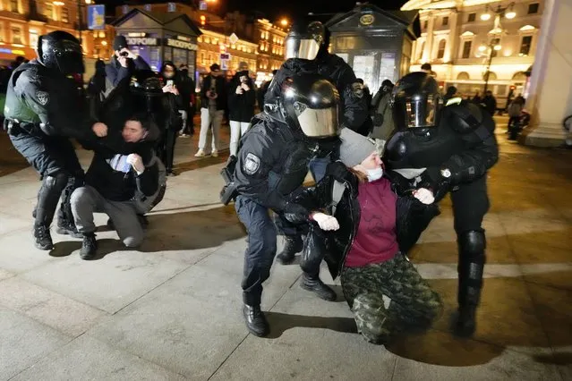 Police detain demonstrators during an action against Russia's attack on Ukraine in St. Petersburg, Russia, Tuesday, March. 1, 2022. (Photo by Dmitri Lovetsky/AP Photo)