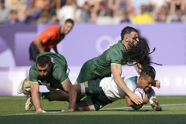 South Africa's Selvyn Davids goes over the line to score a try during the men's Rugby Sevens Pool A match between Ireland and South Africa at the 2024 Summer Olympics, in the Stade de France, Saint-Denis, France, Wednesday, July 24, 2024. (Photo by Tsvangirayi Mukwazhi/AP Photo)